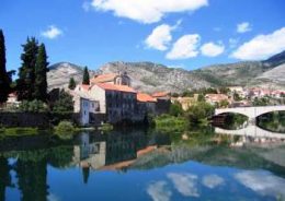Экскурсия в Боснию в Требинье, монастырь Тврдыш, пещера Ветреница и на водопады с купанием.